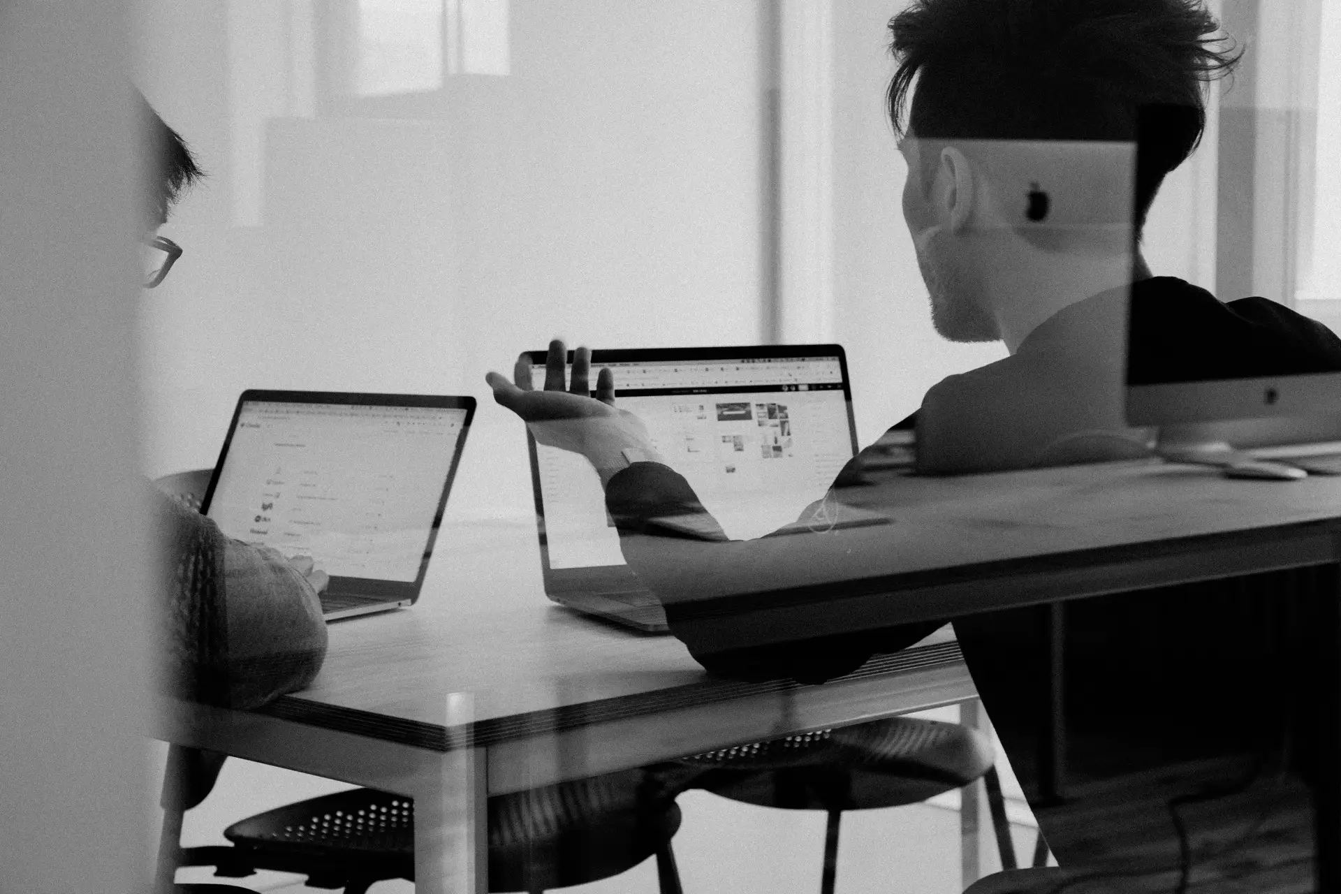 To personer arbejder sammen ved baerbare computere